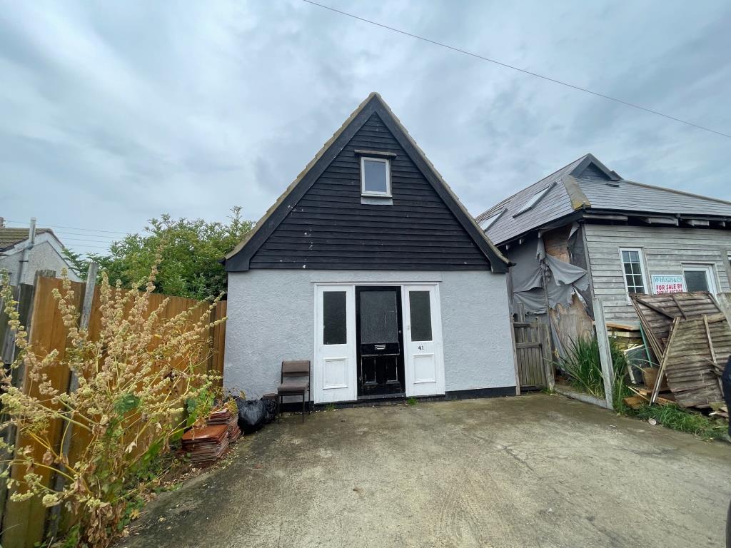 Lot: 101 - DETACHED BUILDING WITH POTENTIAL - Alternative front view of the building